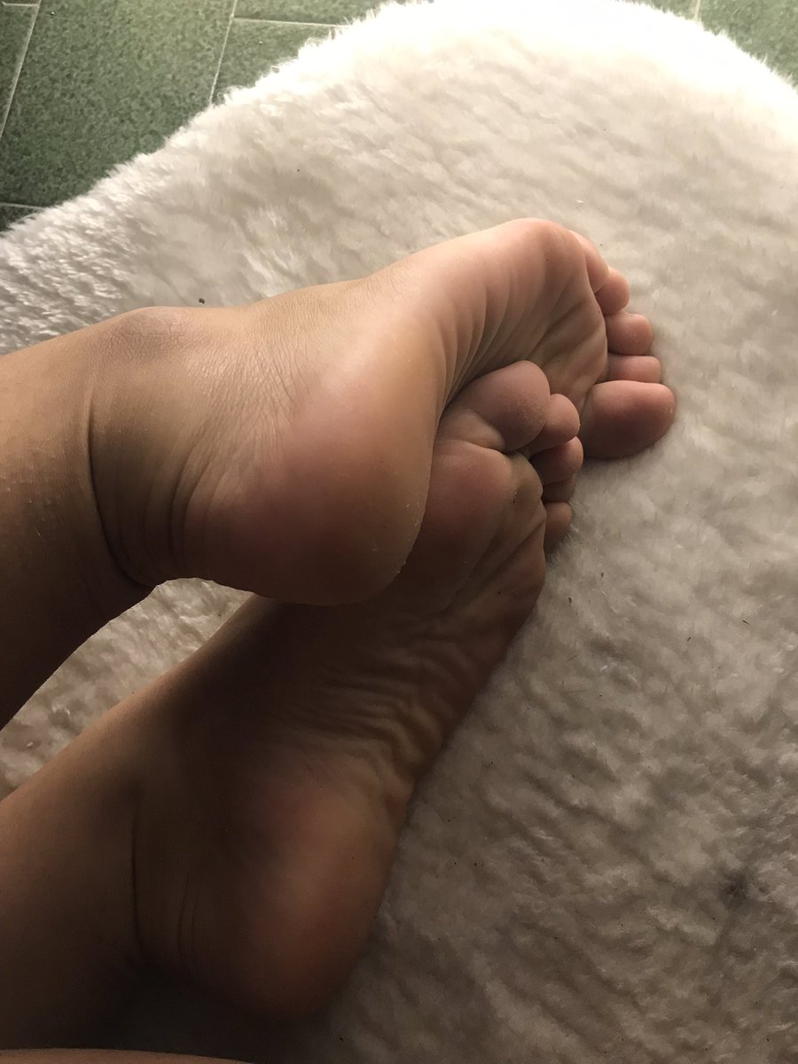 20yofeetpics's tweet photo. https://t.co/rUuquFwbbM 
like what you see? there’s my paypal link babes😈 #feet #soles #SellingContent #feetbuyer #feetworshi̇p https://t.co/ADRCMtEHuE