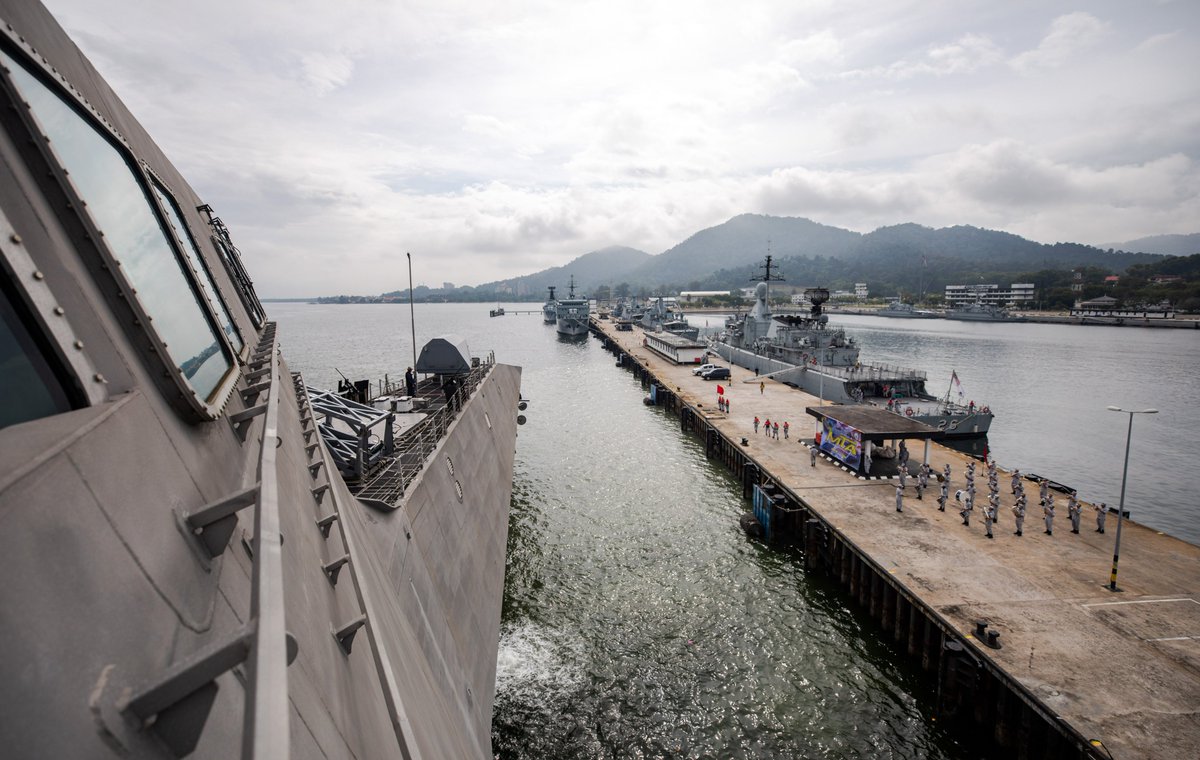 US7thFleet's tweet photo. #MTAMalaysia2021 included engagements between the #RoyalMalaysianNavy and @USNavy.
U.S. assets included @USSTulsa #HSC21, and personnel from @taskforce72, #CTF73, #CTF75, #CTF76, @DESRON_7, @7thFleetBand and #USEmbassyKualaLumpur.
Read more here:
https://t.co/9O9Z8Gs68R https://t.co/l8v6WM9OTR