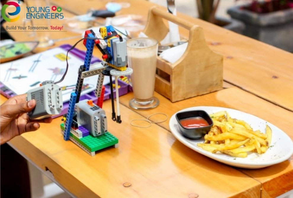 YoungEngKe's tweet photo. Learning+ Games + Fun plus FOOD.
We definitely cannot forget food😂😂
Don't miss out next week.
Also, follow our page to see more of what we do!
Nairobi University Germany Miguna Miguna
#teenscoding
#girlsintech
#stemforkids
#engineeringclassses
#weekendclasses
#STEMeducation https://t.co/asXP5Q6own