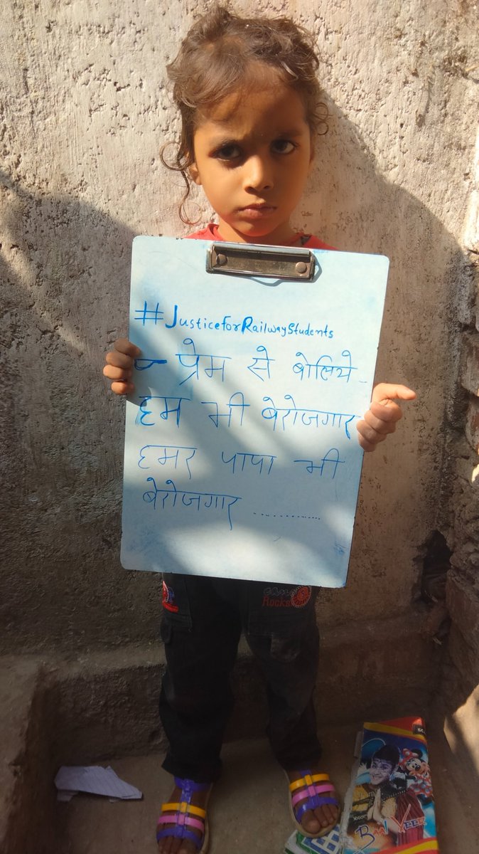 Sunita_kumari_'s tweet photo. Large sections of youth are wandering aimlessly due to government policy @PMOIndia @AshwiniVaishnaw 
#JusticeForRailwayStudents https://t.co/G8prDJYce9