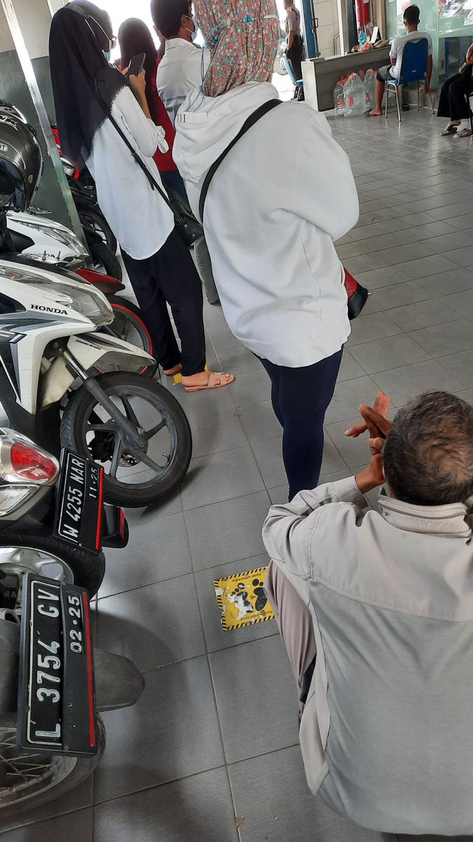 achmad_qadafi's tweet photo. @HaloBCA @e100ss bca sepanjang mohon memberikan pelayanan sebaik mungkin keperluan CS antrian sama kaya sembako https://t.co/h34cwcVL2H