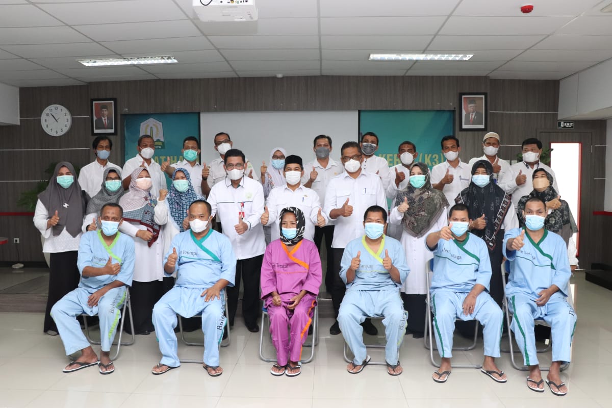 RahmadRaden73's tweet photo. Hari ini bersama Dirut RSJ, melepas kepulangan 6 org pasien yg sdh sembuh ke keluarganya. Ada yg ke Sumut, Sumsel, Jakarta dan NTT. Biaya pemulangan bersumber dr zakat senif Ibnu Sabil
Semoga mereka tambah bahagia
#semestakebajikanzakat
#BaitulMalAceh https://t.co/TR7YS6j6Rw