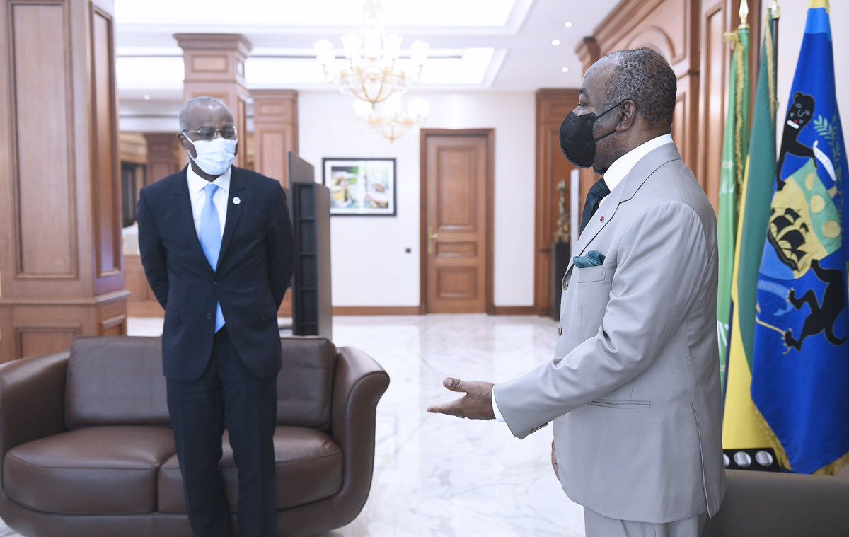 PresidentABO's tweet photo. Après mon entretien avec #Perenco le 26/11, j'ai échangé ce 30/11 novembre avec le directeur Afrique de @TotalEnergies, M. Henri Max Ndong Nzué.  
Le #Gabon entend consolider son secteur pétrolier, tout en développant de nouveaux projets dans le gaz et les énergies renouvelables. https://t.co/vPBiSIuer9