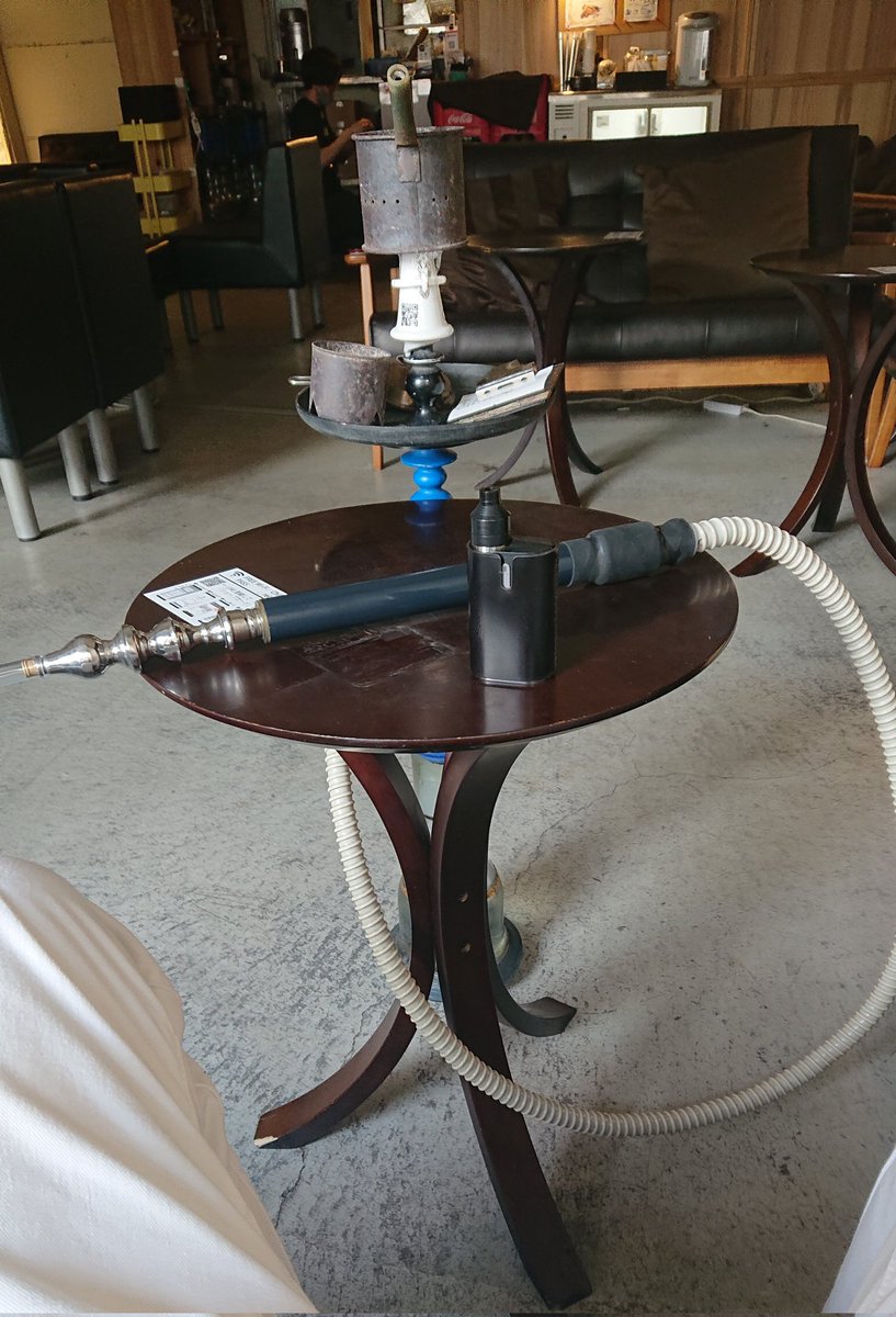 _shiro_ken_'s tweet photo. Shisha and Vape 🚬
ストロベリーフレーバーのシーシャとスクリューバッコを吸い比べ。 https://t.co/w5y8q32bni