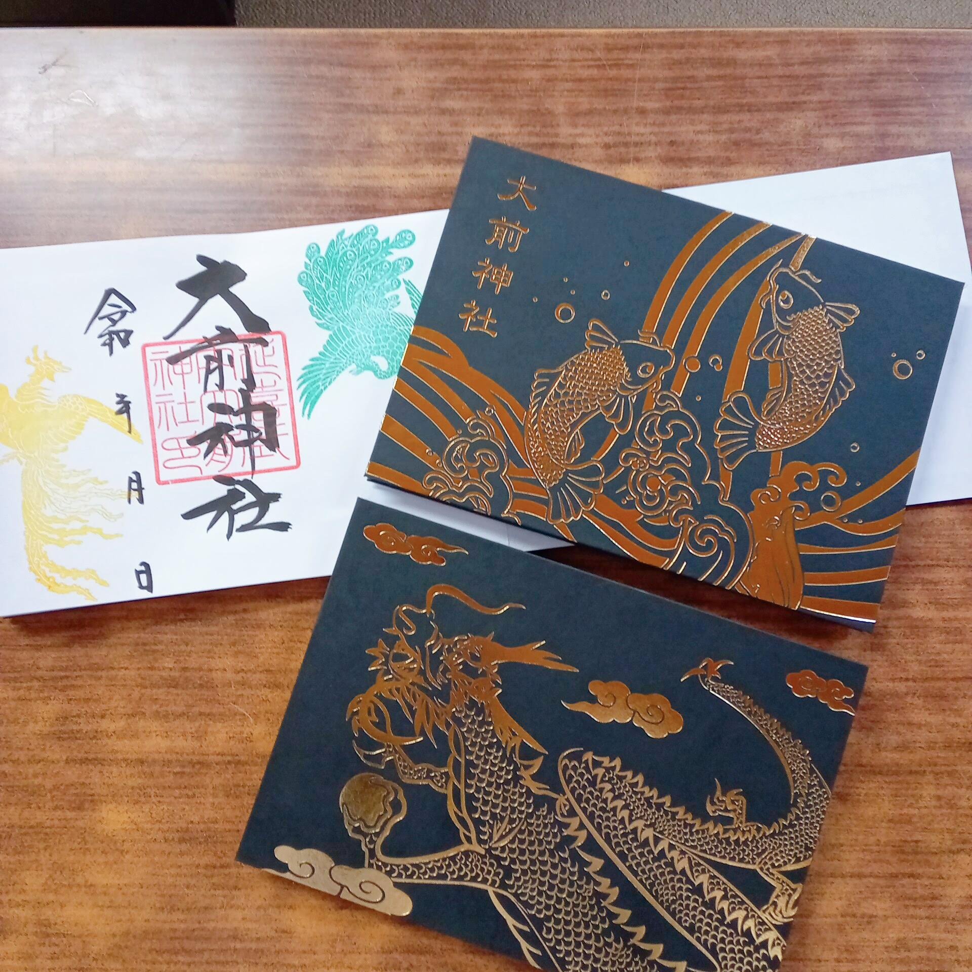 大前神社 おおさきじんじゃ 見開き用御朱印帳が完成しました １２月４日 大安 より頒布開始致します 表面は鯉の滝登り柄 裏面は昇り龍のデザインとなっております 一枚目にはシンプルに社名 朱印 鳳凰と鸞の押印にて頒布致します 大前神社