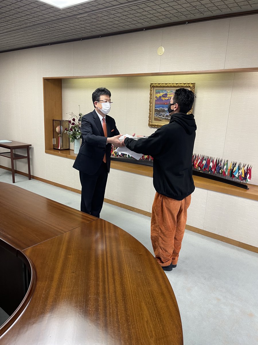 OLLI_KUMAMOTO's tweet photo. 「熊本市にスケートボード公共施設建設希望」

の署名を１１月３０日（火）に

熊本市長である大西一史氏に

要望書と

約７０００人分の署名を渡すことが出来ました。

改めて

この署名活動に協力して頂いた

皆様ありがとうございました。

https://t.co/MU8RXUsFSs https://t.co/5NhtaDfeJL