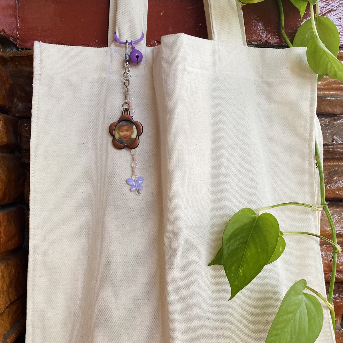 ˗ˏˋ giveaway time ´ˎ˗

✨ we are giving away 1 plain tote bag with customized keyring and polaroid film of your choice. ✨ 

mechanics:
⤷ RT &amp; like this tweet 
⤷ follow us 
⤷ comment down your fave song of your ult kpop group and short reason why 

ends on dec. 10, friday 💓