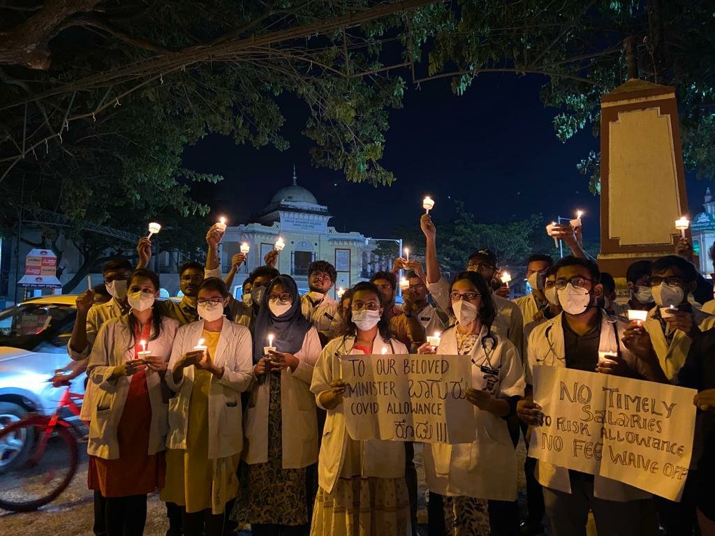 SoumyaTho's tweet photo. Resident doctors are on an indefinite pankarnataka strike against postponement of NEET PG counselling, unpaid covid allowances and for academic fee reduction. 

Day 3 of protests and no response from the govt

#Reduceacademicfees
#Unpaidcovidallowance
#Expediteneetpgcounseling https://t.co/W6Fo5qd1Fu