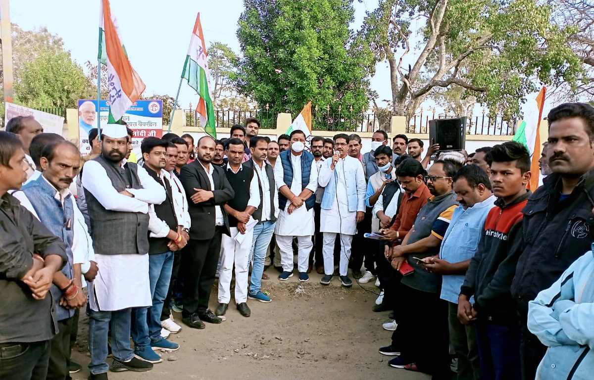 INCMP's tweet photo. प्रदेश कांग्रेस कमेटी के कार्यकारी अध्यक्ष एवं पूर्व मंत्री सुरेन्द्र चौधरी जी के नेतृत्व में सागर जिले की बिगड़ती कानून व्यवस्था और अनुसूचित जाति वर्ग पर लगातार घटित हो रही घटनाओं को लेकर विरोध प्रदर्शन किया गया। 

"जय कांग्रेस, विजय कांग्रेस" https://t.co/onJF5SfW4c