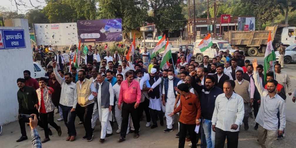 INCMP's tweet photo. प्रदेश कांग्रेस कमेटी के कार्यकारी अध्यक्ष एवं पूर्व मंत्री सुरेन्द्र चौधरी जी के नेतृत्व में सागर जिले की बिगड़ती कानून व्यवस्था और अनुसूचित जाति वर्ग पर लगातार घटित हो रही घटनाओं को लेकर विरोध प्रदर्शन किया गया। 

"जय कांग्रेस, विजय कांग्रेस" https://t.co/onJF5SfW4c