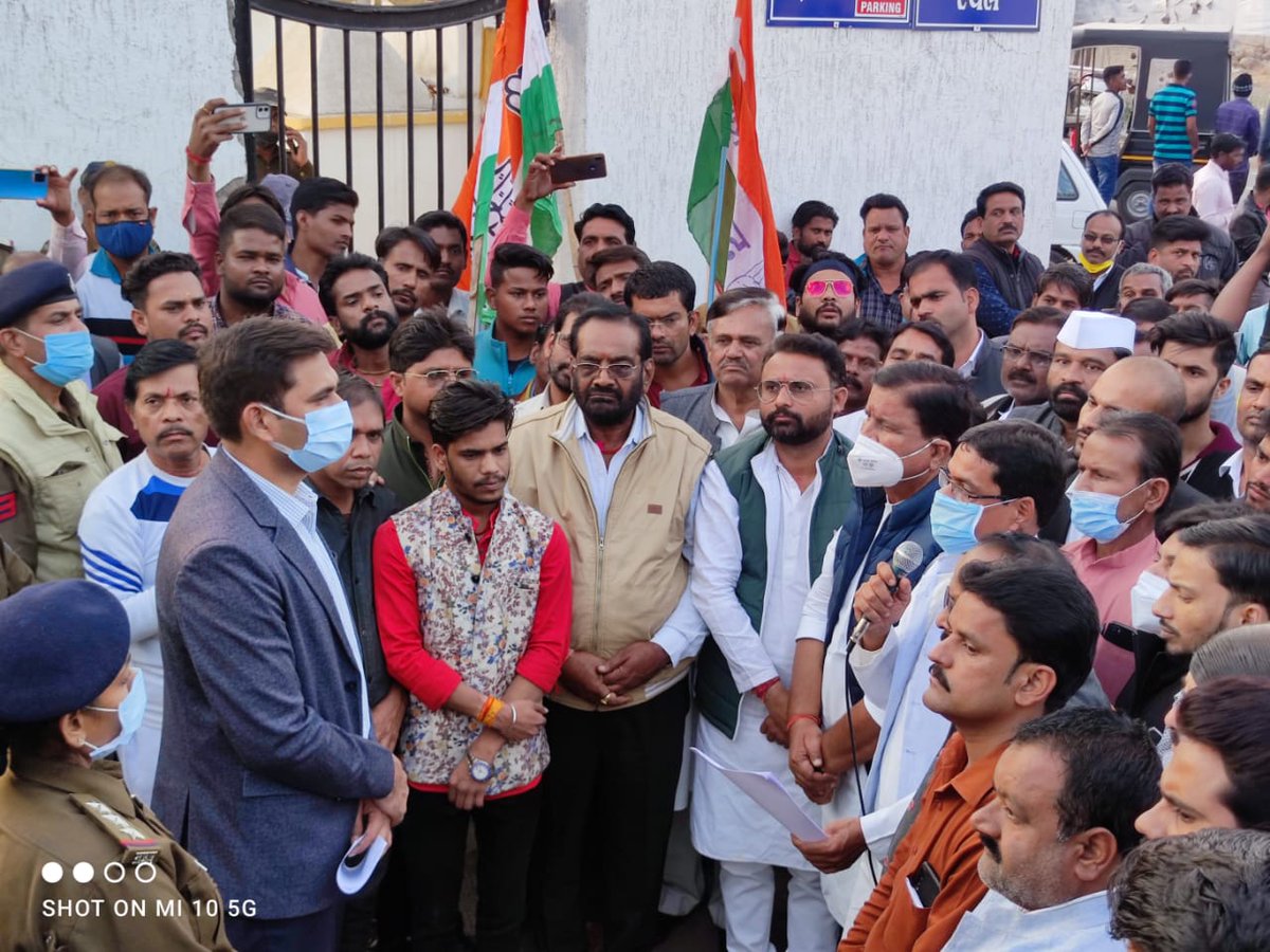 INCMP's tweet photo. प्रदेश कांग्रेस कमेटी के कार्यकारी अध्यक्ष एवं पूर्व मंत्री सुरेन्द्र चौधरी जी के नेतृत्व में सागर जिले की बिगड़ती कानून व्यवस्था और अनुसूचित जाति वर्ग पर लगातार घटित हो रही घटनाओं को लेकर विरोध प्रदर्शन किया गया। 

"जय कांग्रेस, विजय कांग्रेस" https://t.co/onJF5SfW4c