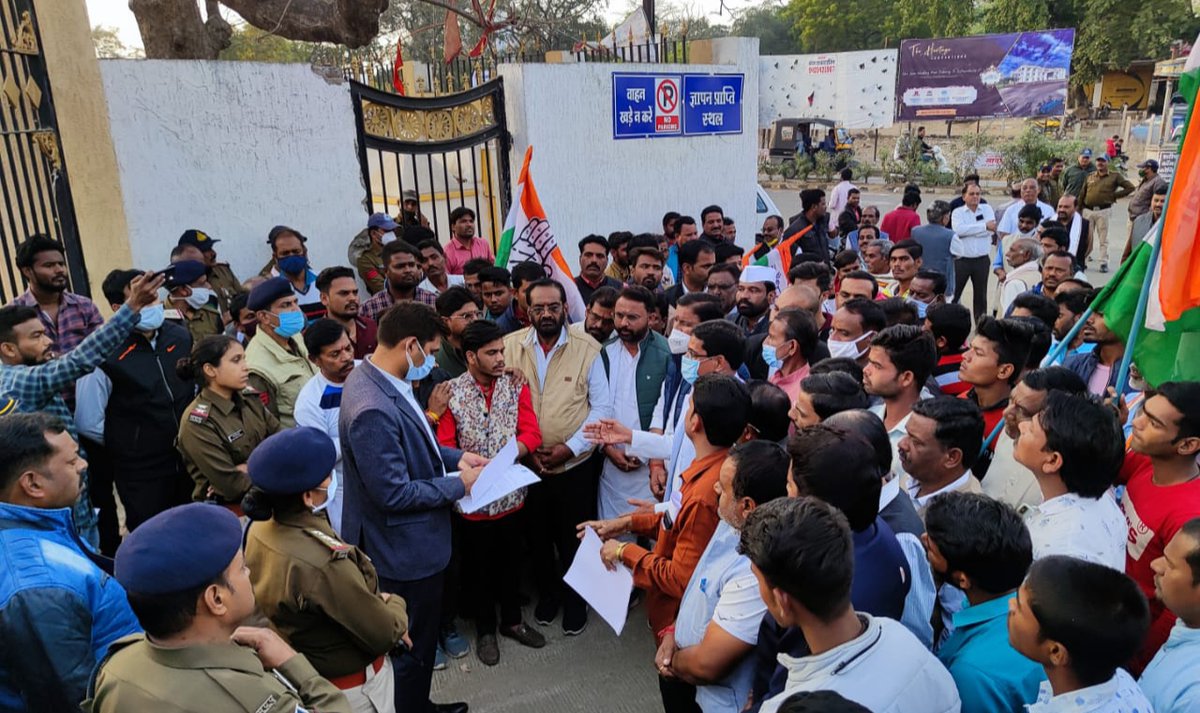INCMP's tweet photo. प्रदेश कांग्रेस कमेटी के कार्यकारी अध्यक्ष एवं पूर्व मंत्री सुरेन्द्र चौधरी जी के नेतृत्व में सागर जिले की बिगड़ती कानून व्यवस्था और अनुसूचित जाति वर्ग पर लगातार घटित हो रही घटनाओं को लेकर विरोध प्रदर्शन किया गया। 

"जय कांग्रेस, विजय कांग्रेस" https://t.co/onJF5SfW4c