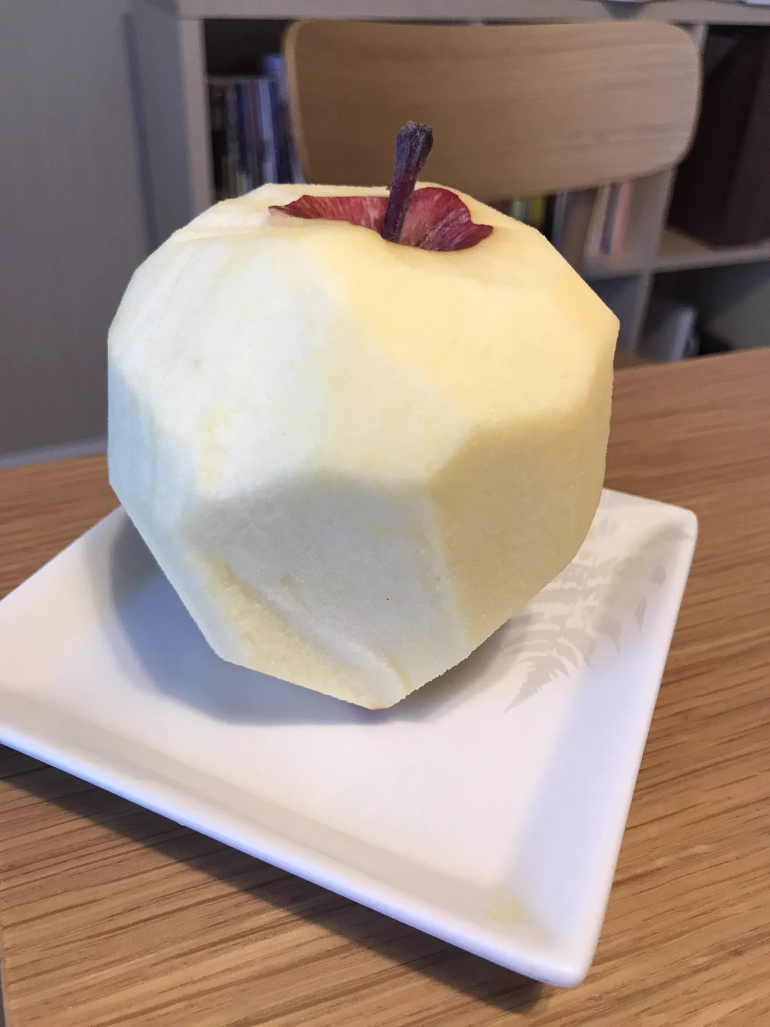 リンゴの皮むきが下手すぎて？初代バーチャファイターみたいになるwww