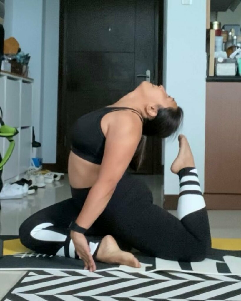 mikkomix's tweet photo. This year, I knew my flexibility progressed some ways and regressed in others. My short stint in AK got in the way of my training. 

This is me today (seated on a block), and in a similar pose around this time last year. I’ll get it back. I know I will. … https://t.co/yPObPwzRHv https://t.co/bQw1qBsCHi