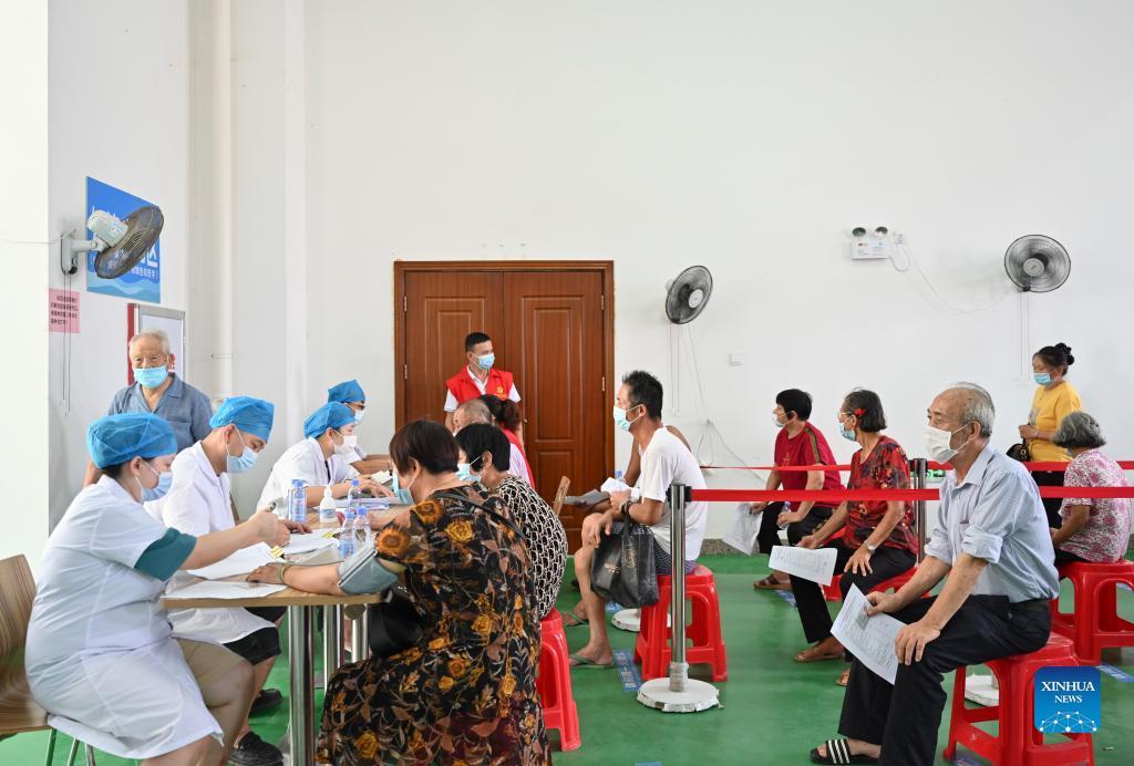 ChinaDaily's tweet image. The National Health Commission called for an intensified effort to ensure that elderly people in China receive #COVID_19 vaccines and booster shots, as this group is much more vulnerable to the novel coronavirus. bit.ly/3DaGKXf