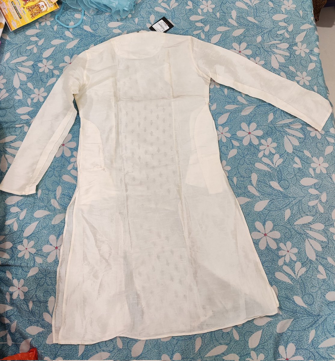 saisrinudn's tweet photo. @myntra @MyntraSupport i am tired and tweeting. An incorrect size has been delivered and when i want to exchange they say product is damaged! Talking to 10 support team members and explained the same thing. Do you see any stain on this? https://t.co/JnoI4uRNBI