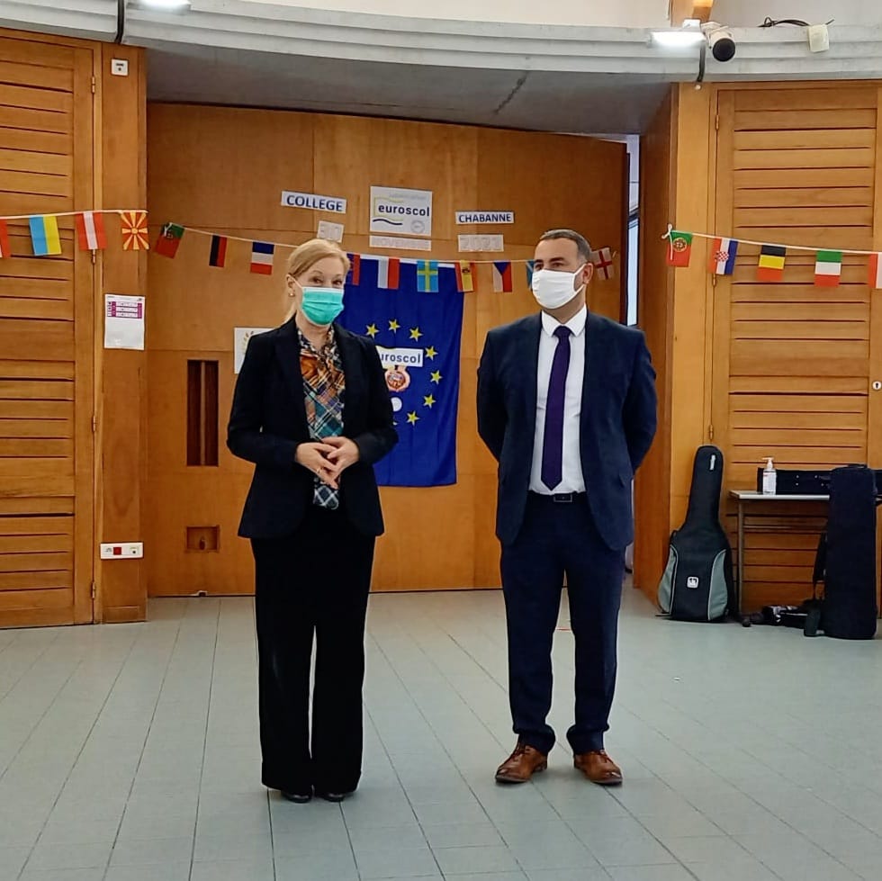 DareicV's tweet photo. Hier, au @ChabanneClg de Pontoise, un bel évènement célébrant les langues étrangères et l'ouverture sur le monde :
🔸️inauguration de la section internationale arabe
🔹️remise du label #Euroscol
Un projet de territoire ambitieux, des équipes et élèves investis. Bravo à tous ! https://t.co/oBgzcWYttK