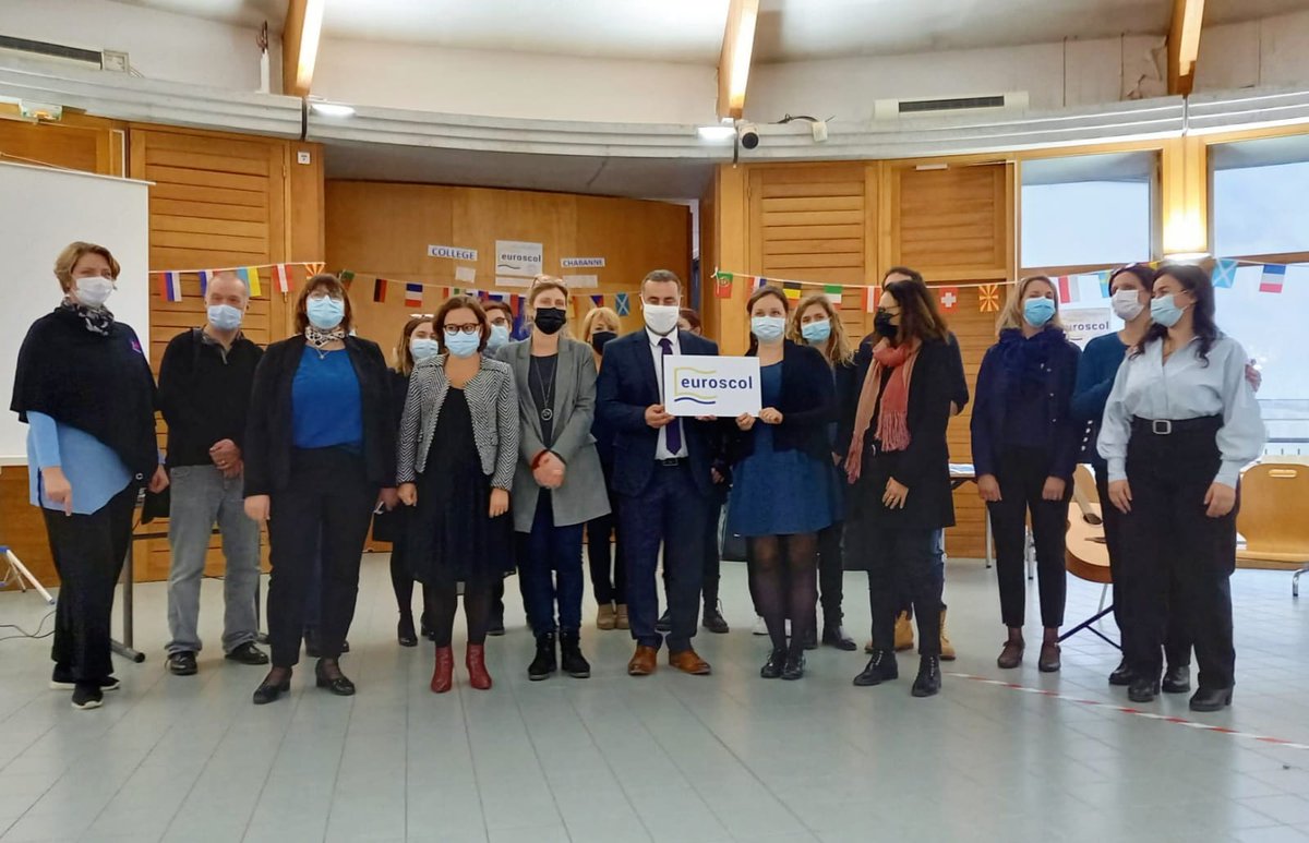DareicV's tweet photo. Hier, au @ChabanneClg de Pontoise, un bel évènement célébrant les langues étrangères et l'ouverture sur le monde :
🔸️inauguration de la section internationale arabe
🔹️remise du label #Euroscol
Un projet de territoire ambitieux, des équipes et élèves investis. Bravo à tous ! https://t.co/oBgzcWYttK