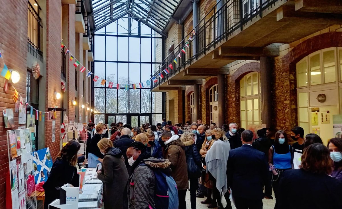 DareicV's tweet photo. Hier, au @ChabanneClg de Pontoise, un bel évènement célébrant les langues étrangères et l'ouverture sur le monde :
🔸️inauguration de la section internationale arabe
🔹️remise du label #Euroscol
Un projet de territoire ambitieux, des équipes et élèves investis. Bravo à tous ! https://t.co/oBgzcWYttK