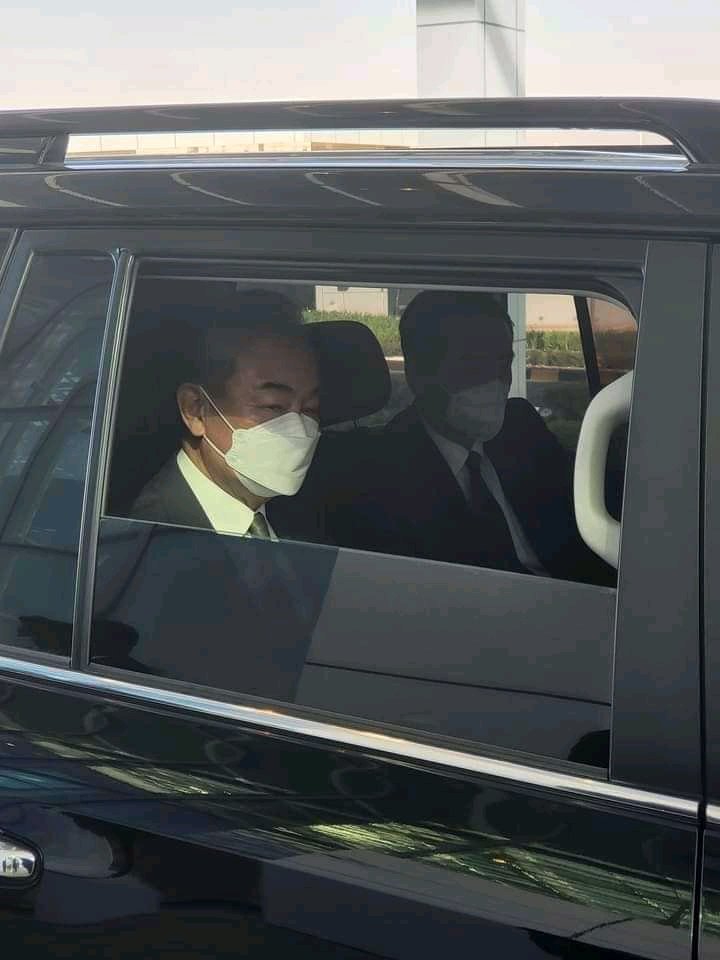 sifansifan36's tweet photo. US Embassy in Addis:security situation is fluid👎👎

Chinese foreign Minister: Let me go and drink it🤭🖐 he is touring Addis without any security service Even cheering ppl waving his hands https://t.co/aBMTb9T4ev