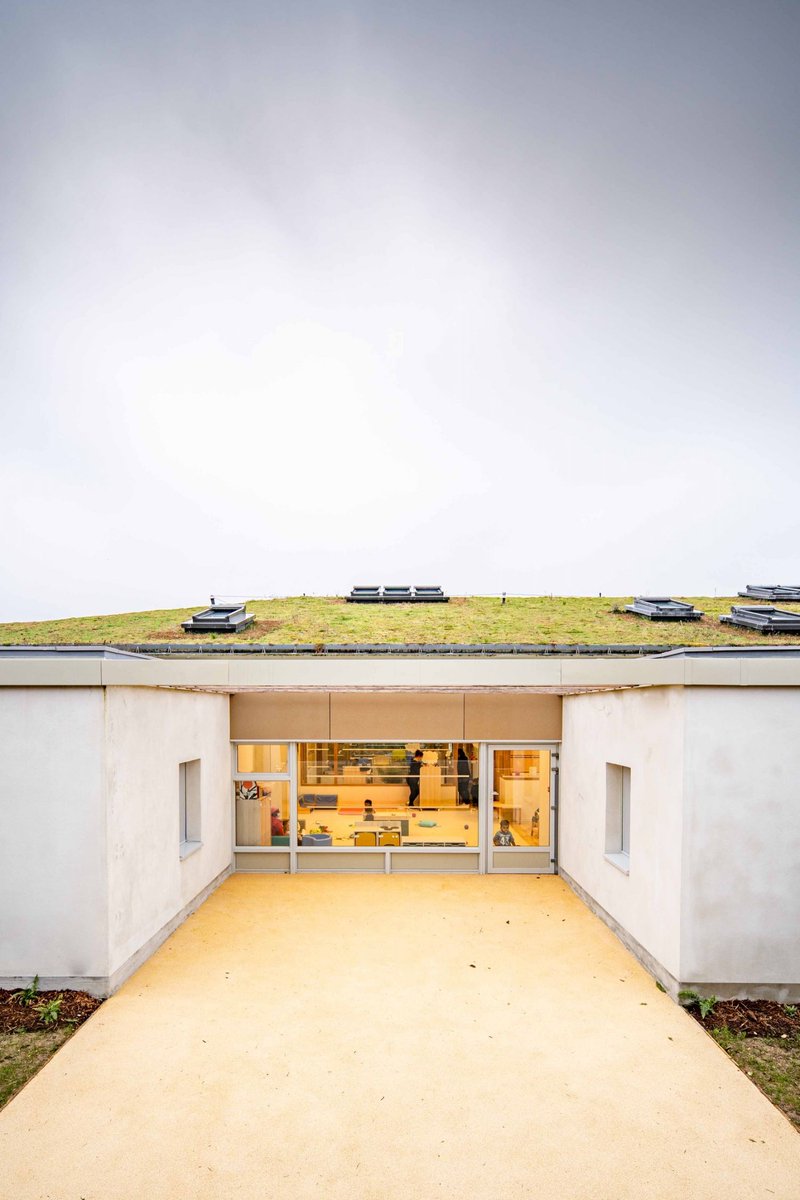 💡 Conçu par les agences <a href="/AtelierWRA/">Atelier WRA</a> et Ithaques, le nouvel équipement pour la petite enfance de la ville de Noisy-le-Roi, regroupe quatre structures préexistantes sur la commune et accueille près de 90 enfants.
🗝 Ville de Noisy-le-Roi
📸 Nicolas Grosmond
cutt.ly/uT8uETs