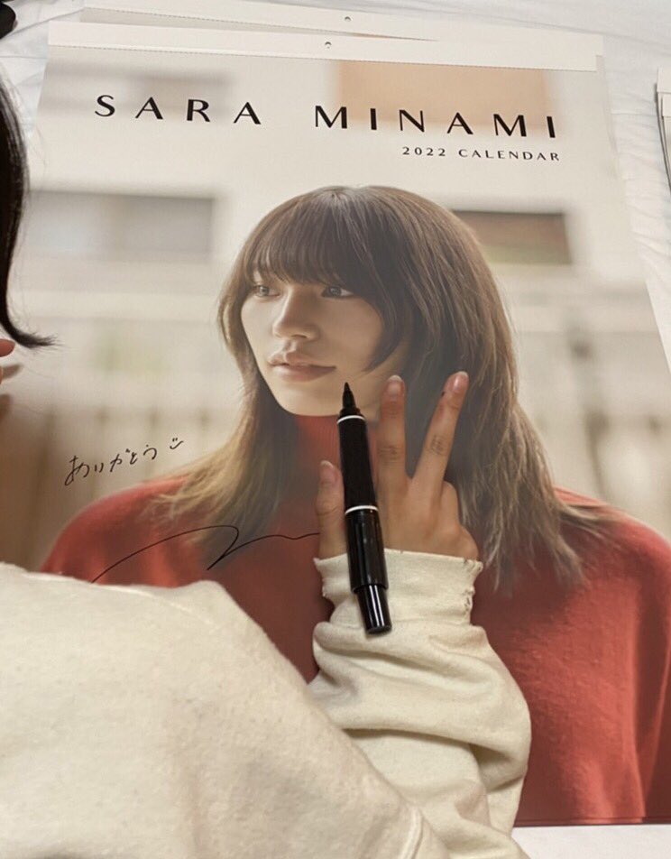 カレンダーにサイン入れしてます☺️ お届けまでお楽しみに💕 そして