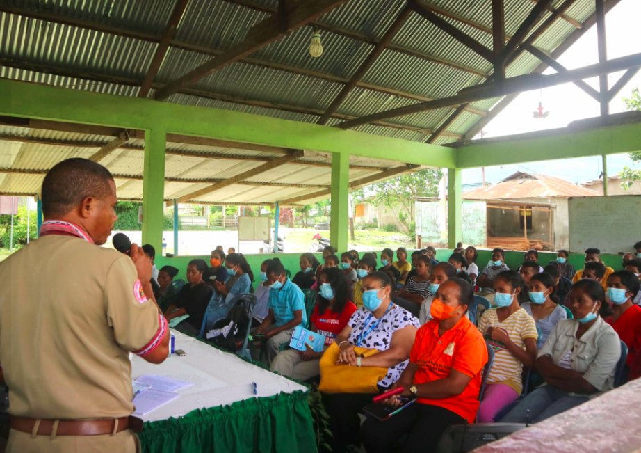 EU_TimorLeste's tweet photo. Early marriage is a global issue bringing gender inequality,poverty,social norms& insecurity.Our partner #Acbit is addressing:the roots of this problem to communities in #Ermera➕results of the research on this issue➕discussing to find the alternatives to prevent it. #TimorLeste https://t.co/oXikmcRQ85