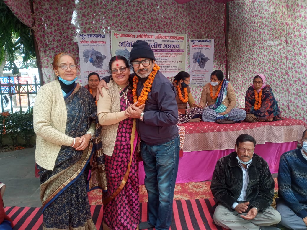 SPBhattUKD's tweet photo. उत्तराखंड मांगें शक्त भू कानून । देहरादून में क्रमिक अनशन आज 45वा दिन । सरकार कब जागेगी देखना है ।
#onlyukd #uttarakhand #uttarakhandmidiya https://t.co/XXKhHSwUNO