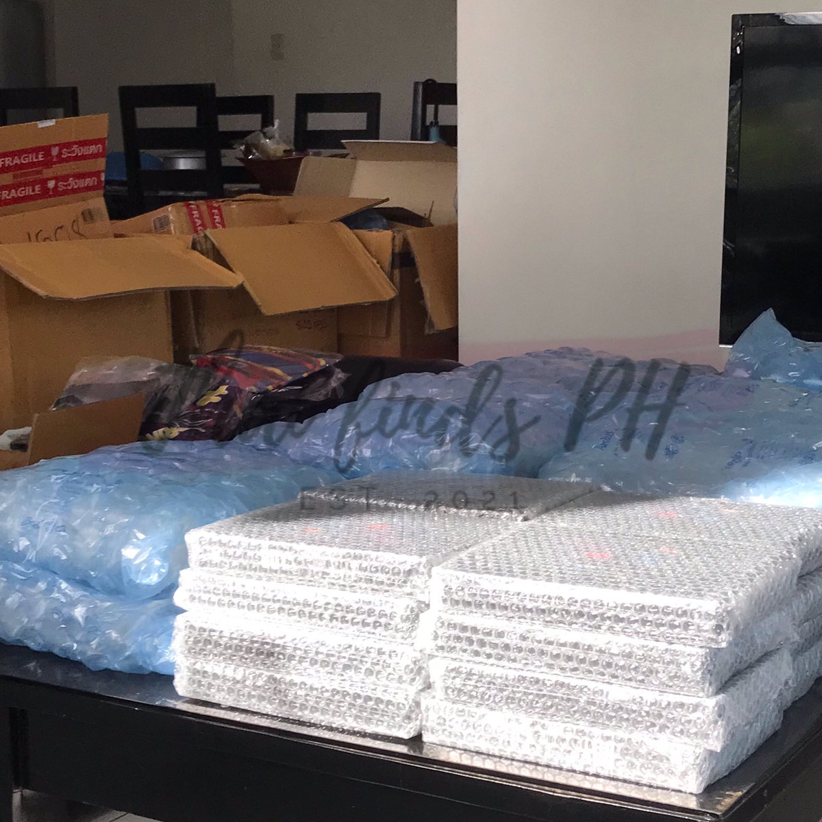 thaifindsph's tweet photo. boxes 19-21 are here! pls give me time to pack as i’ll be handling all these by myself 🙇‍♀️

for those who opted for combined sf, pls dm me the ff so i can check my list:

order id + surname

thank you so much for your patience! shipment will start over the weekend.
#THFindsUpdates https://t.co/weMtQtCV7e