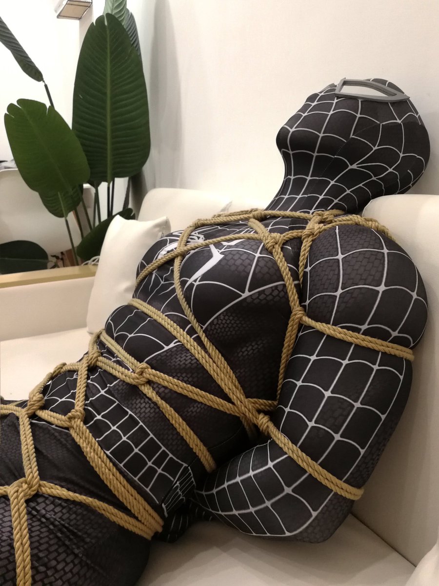 b_NINNIN_'s tweet photo. 小蜘蛛为什么断更这么久了？因为🕷️落难被捕了，幸好歹徒比较温柔@socklad https://t.co/FOwo6KUUQr
