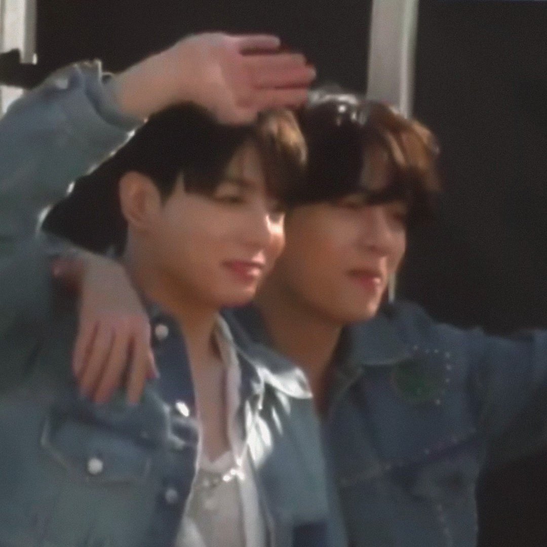 RosanyMaradiag1's tweet photo. Tal vez no crea en el amor , pero cuando se trata de #Taekook todo eso cambia 🐰🐯💚💜
#taekook #KOOKV #kootae #vkook https://t.co/1aI6FkhDvv
