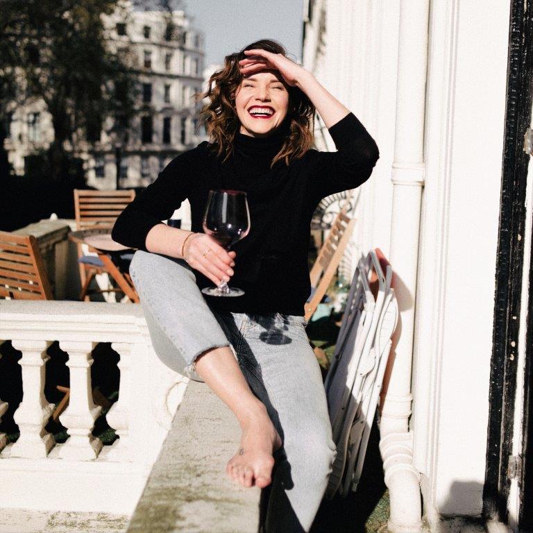 Un rayo de sol en primavera,⛅ esa flor tardía en un jardín 🌼.... 
El vino es un regalo que la tierra ofrece a quien sabe apreciar esas cosas buenas de la vida.  #AmarElVino #winelovers #DistribuidoraVinos #VinosDelNuevoMundo #ImportadoresVino