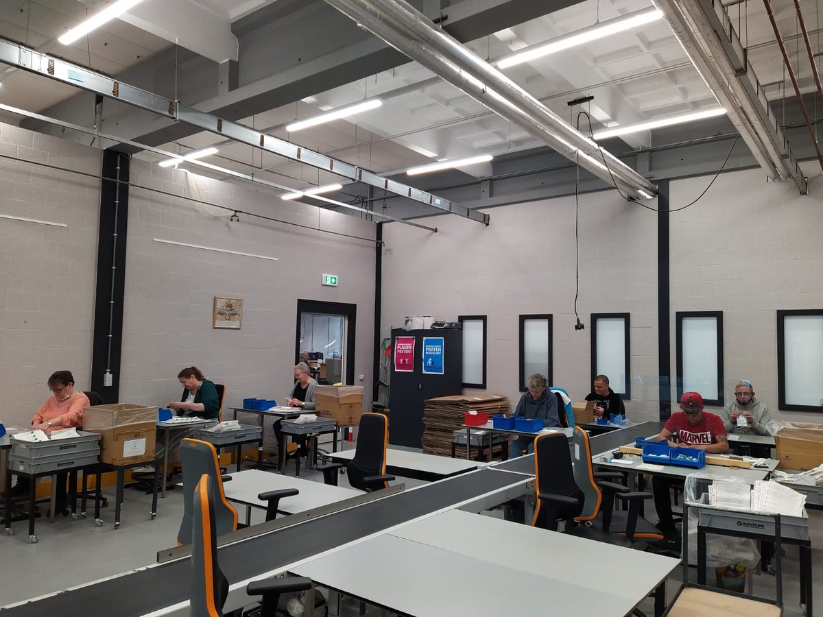 GGDWestBrabant's tweet image. Sinds kort helpt de Diamant Groep ons met het plakken van stickers op de buisjes voor de coronatests. Hier zijn wij heel blij mee! 

Bedankt voor jullie inzet @diamant_groep!