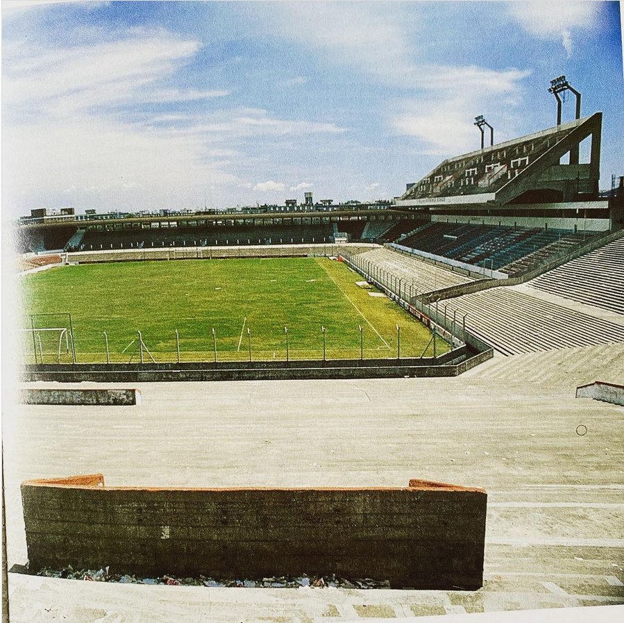 schweissperlen's tweet photo. La Doble Visera war von 1928 bis 2006 Heimat des CA #Independiente aus #Avellaneda. Die Geschichte zu diesem „Lost Ground“ im Blog [Link in Bio]. 🇦🇷
#lostgrounds #ladoblevisera #rojo #caindependiente #cai #retrofoot #argentina #lacalderadeldiablo #schweissperlen https://t.co/uxZU6Dgwvd