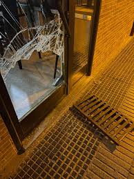 hosteleromurcia's tweet photo. Esto es lo que he encontrado esta mañana cuando he ido a abrir mi negocio. Unos sinvergüenzas han robado. Es necesario terminar con la inseguridad YA 😡🇪🇦 @AnteliniVOX https://t.co/ZqCh9UlVYC