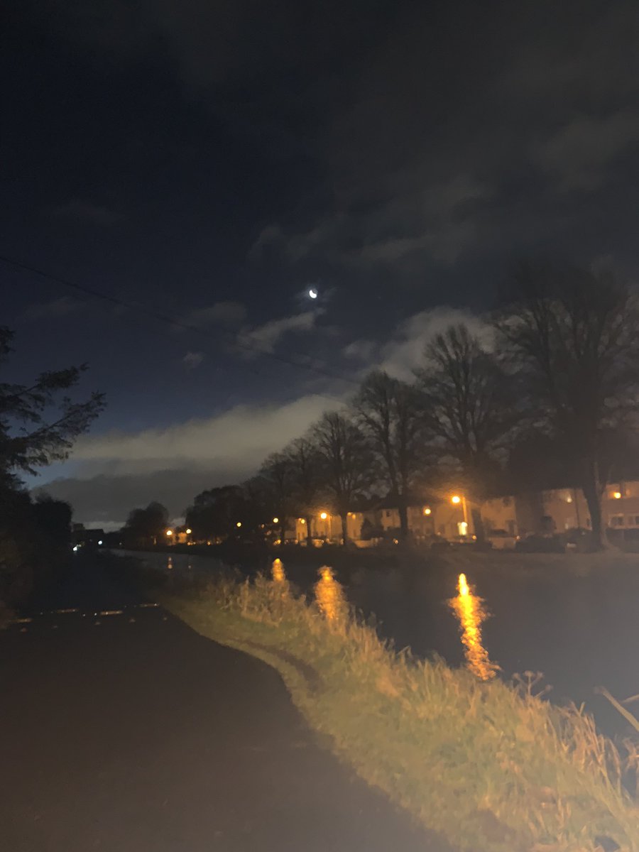 WigsWobbles's tweet photo. Jelly legs wobbling early this morning moon 🌙 #kiteamspirit https://t.co/CZ8tRq71TN