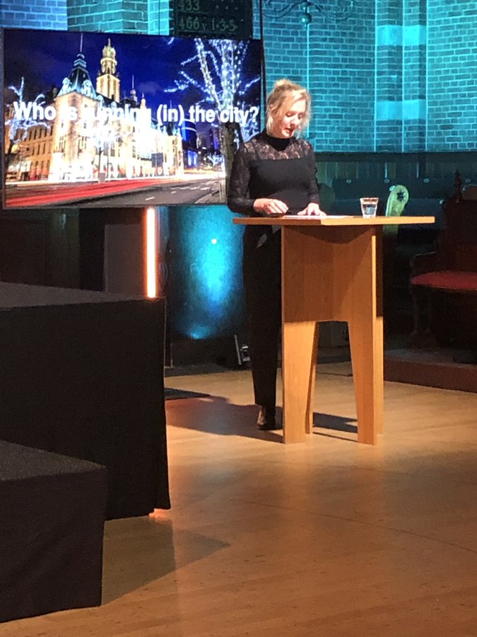 ESSB_Erasmus's tweet photo. De stad kan in meerdere gedaanten optreden bij de wedloop Stedelijke competitie . De #slimmestad wordt hiervoor ingezet stelt Jiska Engelbert @erasmusuni @eshcc_eur @BOLDCities in #studioerasmus stadsvraag @VersBeton
#SmartCity #citymarketing https://t.co/javJVdEwJm