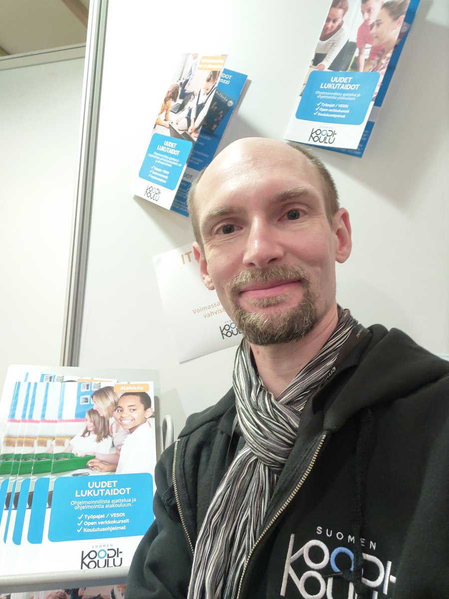 tarmotoikkanen's tweet image. #itk2021 Onpa hienoa tavata tuttuja pitkästä aikaa! Ständillä 213, Suomen Koodikoulun väreissä. #codeschoolfi