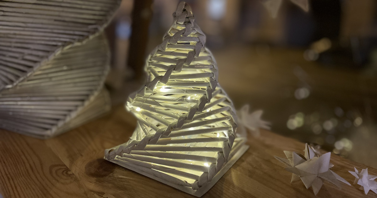 ClaudiaMaicher's tweet photo. Weihnachtssterne aus Kassenbons, Kerzen aus Wachsresten, Verpackungen aus Stoff - viele Möglichkeiten für eine nachhaltigere Weihnachtszeit ♻️ Kreative Ideen gibt es ab heute in der Schaufenster-Ausstellung mit #Restlos am GRÜNEN Raum am Kanal zu sehen ✨Vorbeischauen lohnt sich! https://t.co/Sv8cLIfrIb