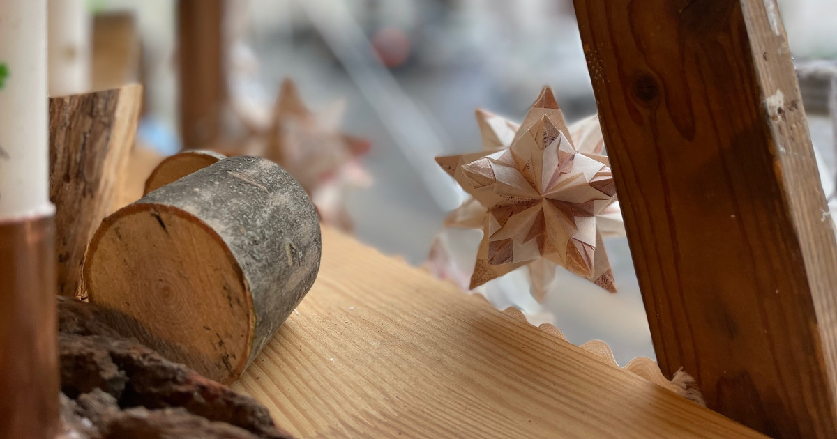 ClaudiaMaicher's tweet photo. Weihnachtssterne aus Kassenbons, Kerzen aus Wachsresten, Verpackungen aus Stoff - viele Möglichkeiten für eine nachhaltigere Weihnachtszeit ♻️ Kreative Ideen gibt es ab heute in der Schaufenster-Ausstellung mit #Restlos am GRÜNEN Raum am Kanal zu sehen ✨Vorbeischauen lohnt sich! https://t.co/Sv8cLIfrIb