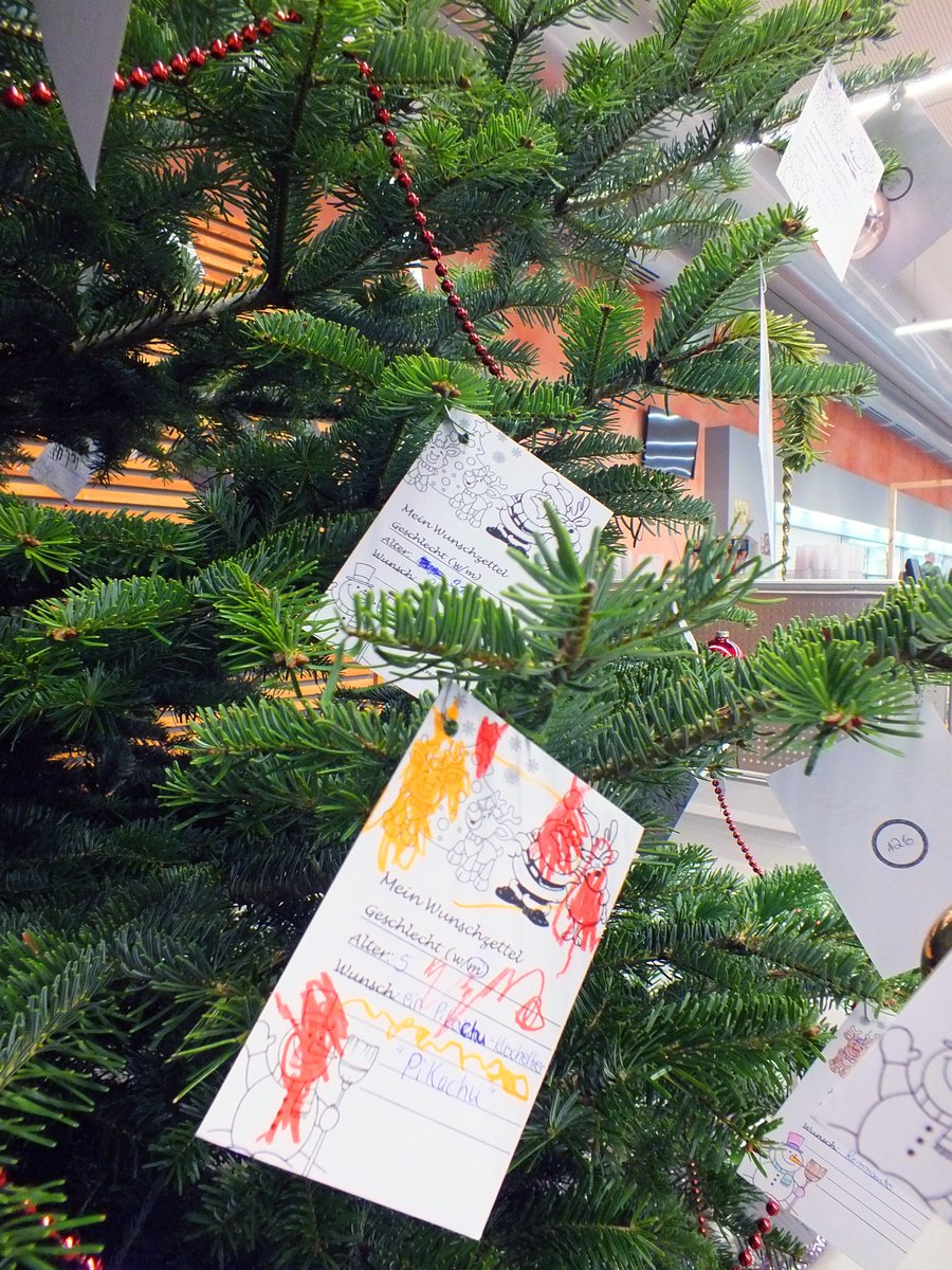 cirbw's tweet photo. ➀ 
Der #CIRBw-Kalender startet mit 186 Geschenken🎁! 
Bei der Aktion #Wunschbaum🎄 des #EloKaBtl931 werden die Wünsche von 
✮ benachteiligten Kindern, 
✮ pflegebedürftigen SeniorInnen &amp; 
✮ Menschen mit Handicap 
aus der Region erfüllt. In der #Daun​er Liegenschaft... (1/2) https://t.co/sgS7YfvN23