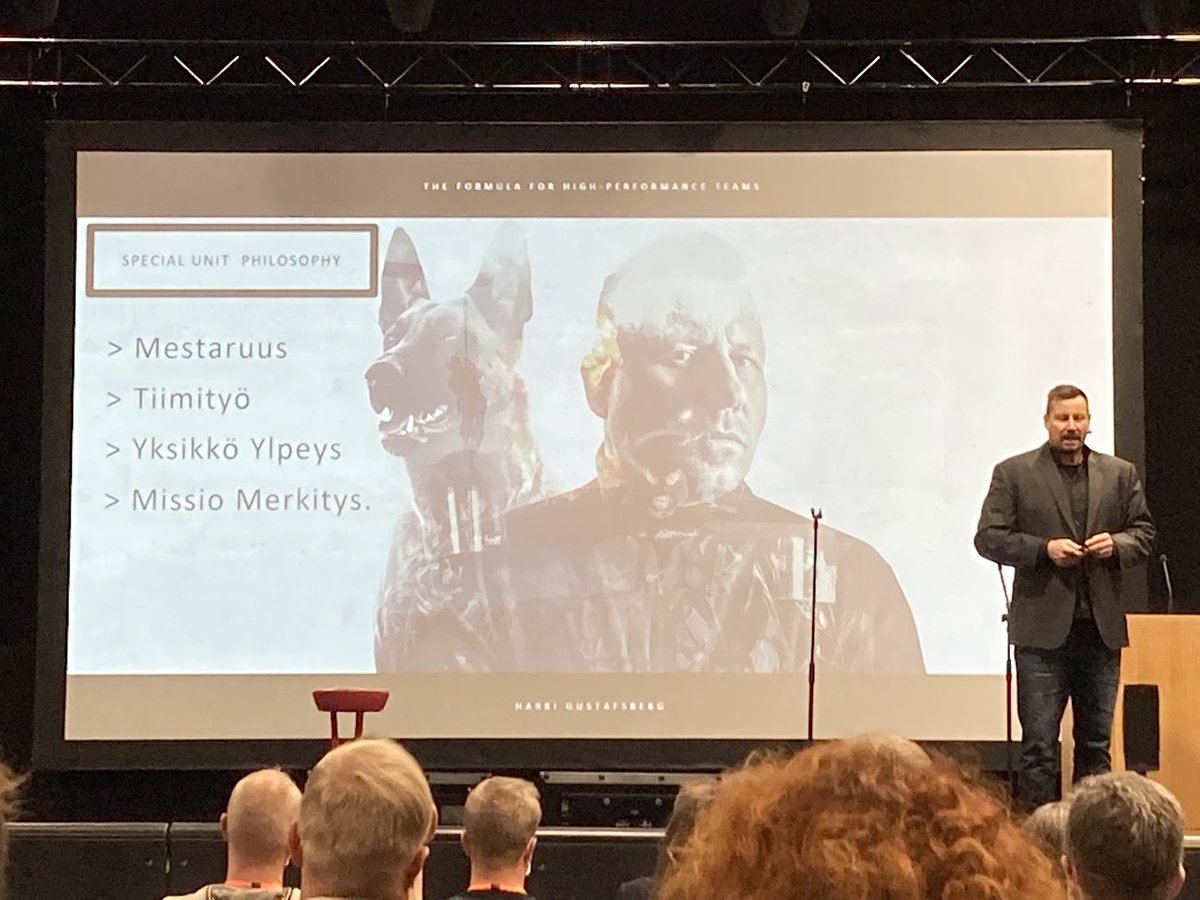 SmolanderLea's tweet image. - Oletko ylpeä yksiköstäsi, työstä, jota teet? Miksi ihminen tekee, mitä tekee? Kysyy @HarriGustafsberg Herra Karhu #iTk2021 #tutoropettajapäivä n avauspuhujana. #aivot #mielihyvä #rutiinit #resilience #tietoisuus 💎