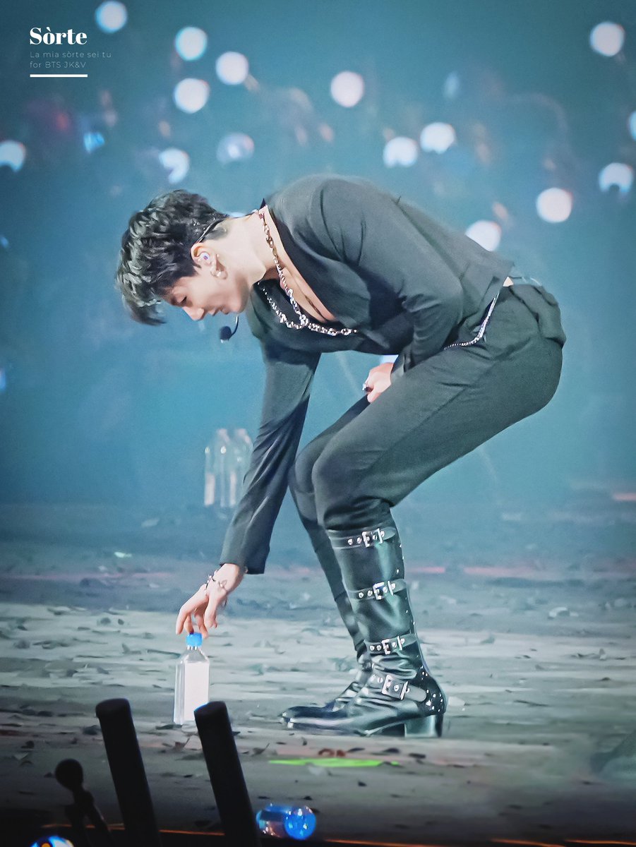 jungkookah_7's tweet photo. OH MY GOD!!!???!! JEON JUNGKOOK 😭🔥 https://t.co/wlf4QbDZl8