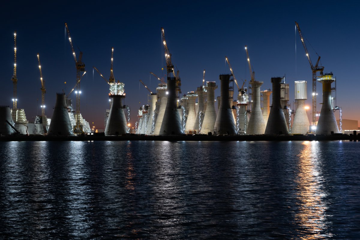 #EolienEnMerFecamp 🏗️🚧 Aube, matinée, journée, nuit : sans relâche, nos fondations gravitaires continuent de s'élever à #lehavre avant de rejoindre un jour #fecamp Un chantier imposant et prometteur pour l'avenir de l' #eolienenmer 😃 #offshorewind #normandie