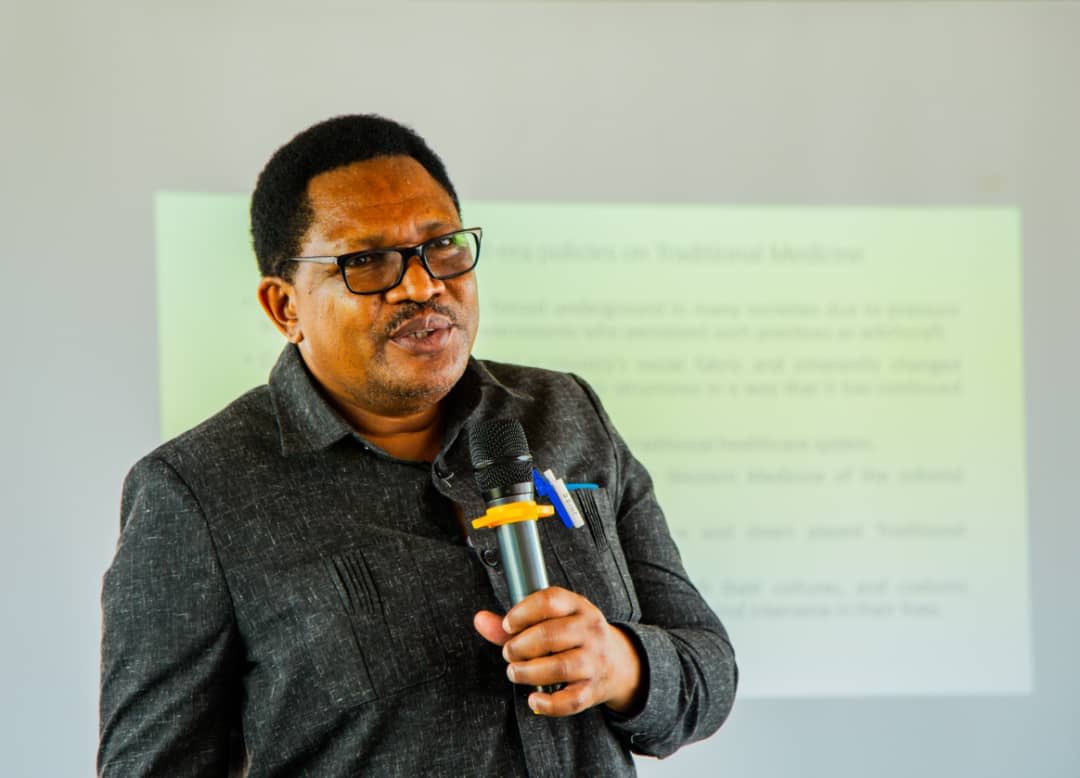 GiftKimaro7's tweet photo. Zaidi ya 50% ya watanzania wakiumwa hawaendi hospitali na hutumia tiba asili hii inatokana na kuziamini japo taarifa potofu ni nyingi

| ~Prof Hamis M Malebo Mwenyekiti tiba asili
#FreedomFightsFake #TokomezaTaarifaPotofu https://t.co/EXBgdK9uxc