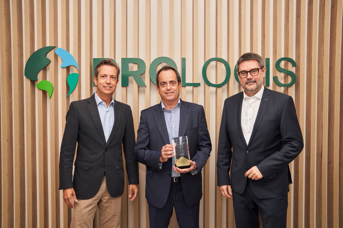 CBRE_es's tweet photo. 🏆 Estamos muy orgullosos de comunicaros que nuestro compañero Agustín Hernandez Pinillos ha ganado el premio “@Prologis Bróker del Año en Logística”.
¡Enhorabuena Agustín, a por muchos más!
#TalentoCBRE #CoolLogisticsByCBRE https://t.co/A2ozxySfJG