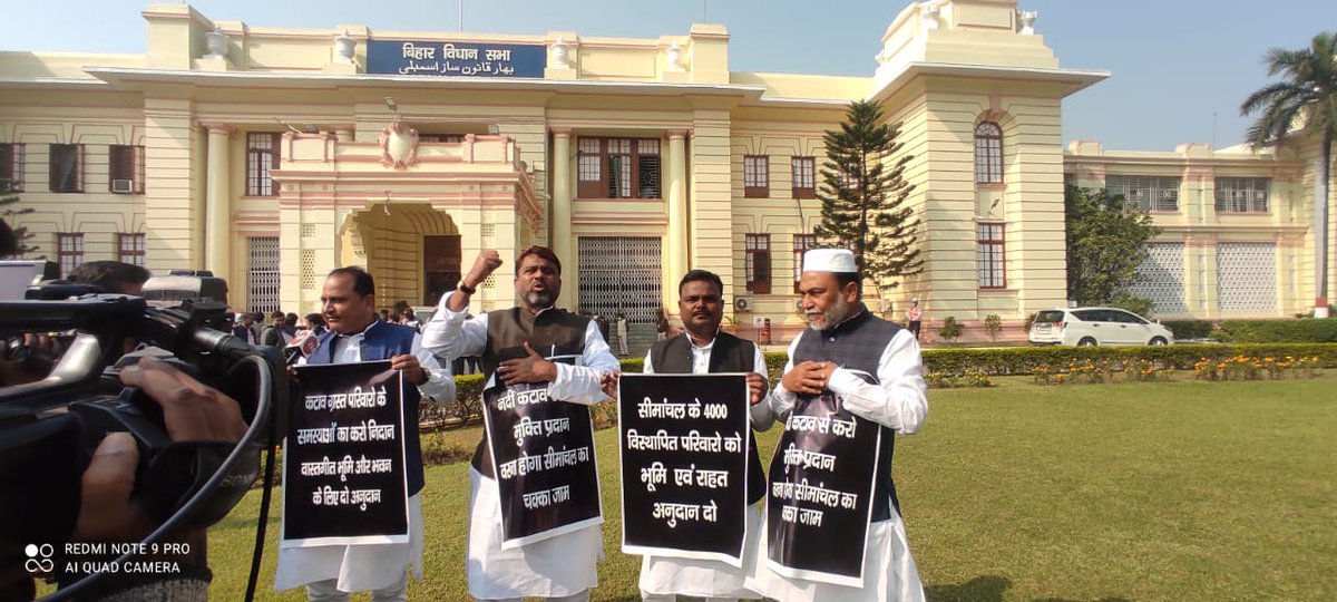 ShahnawazRJD's tweet photo. बिहार विधानसभा सत्र के तीसरे दिन भी आज हमने पार्टी के अन्य विधायकों के साथ सीमांचल के मुद्दों को लेकर विधानसभा के बाहर प्रदर्शन किया। https://t.co/VG81ysoXPB