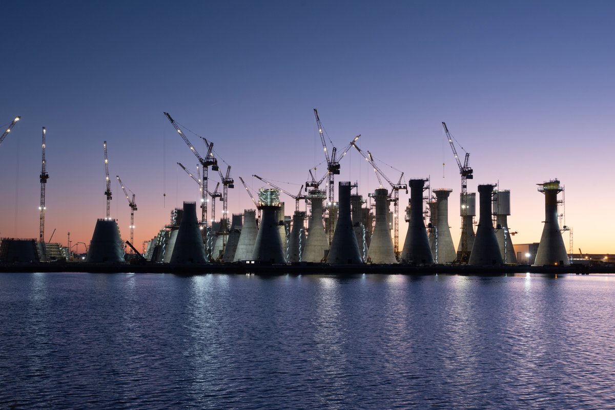 EolienMerFecamp's tweet photo. #EolienEnMerFecamp 🏗️🚧 Aube, matinée, journée, nuit : sans relâche, nos fondations gravitaires continuent de s'élever à #lehavre avant de rejoindre un jour #fecamp Un chantier imposant et prometteur pour l'avenir de l' #eolienenmer 😃 #offshorewind #normandie https://t.co/eBX1vyMV4Y