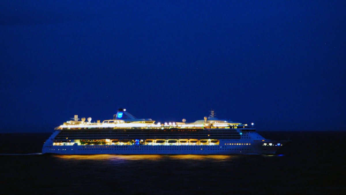 astro_adi's tweet photo. Skyscraper @ sea

#ncl #royalcaribbean #cruiseship #sea  #dusk https://t.co/agTlRwoR5p