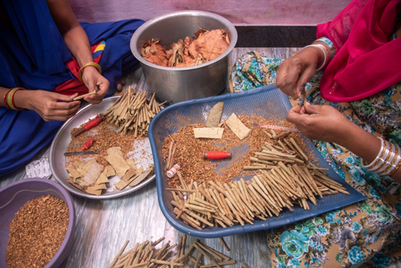 BeediLivelihood's tweet photo. Without any alternative employment, 85 lakh Beedi Workers are at the danger of losing their occupations in the event that the amendments to COTPA are executed. 
.
#BeediLivelihoodsMatter #employment #beedimakers @PMOIndia @narendramodi @LabourMinistry @byadavbjp @sharmarekha https://t.co/rgzVXAstv7